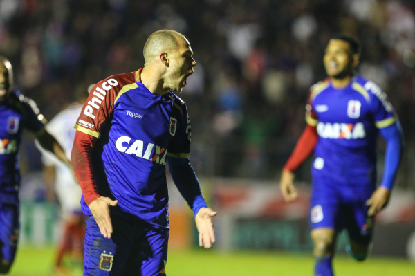 Silvinho comemora gol do Paran\u00e1 sobre o Bahia