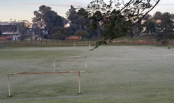 Geada em um campinho de futebol no bairro Jardim das Am\u00e9ricas, \u00e0s 9 horas desta manh\u00e3 de s\u00e1bado