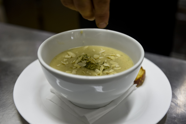 Sopa de creme de couve flor assada com am\u00eandoas e pesto da Prestinaria, Casa de P\u00e3es