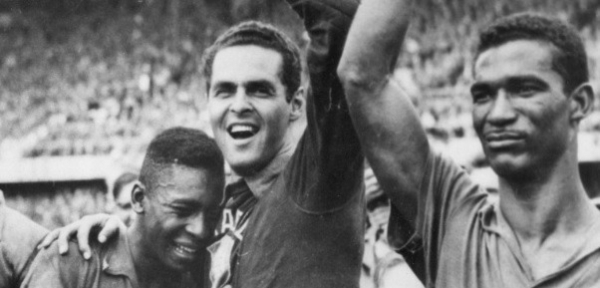 Pel\u00e9, Gilmar e Didi, em foto hist\u00f3rica ap\u00f3s a conquista da Copa de 58, na Su\u00e9cia