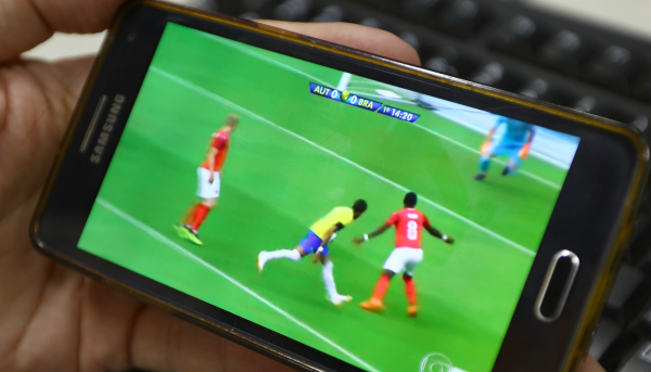 Os jogos do mundial de futebol na telinha do celular