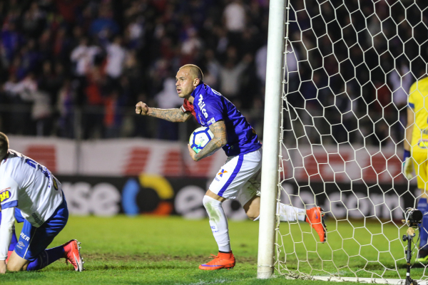 Silvinho comemora gol do Paran\u00e1 sobre o Cruzeiro