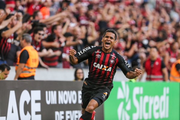 "Ederson comemora gol no Atletiba da final do Paranaense 2018, na Arena: 10 gols em 20 jogos na atual temporada"