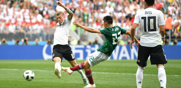 Lozano chuta e marca o gol do M\u00e9xico