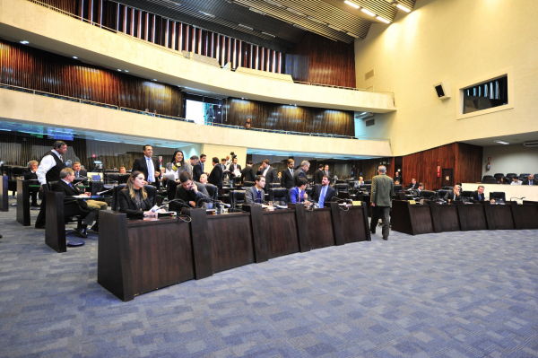 "Plen\u00e1rio da Assembleia: projetos de reajuste para demais poderes voltam \u00e0 pauta na expectativa de decis\u00e3o do Executivo"