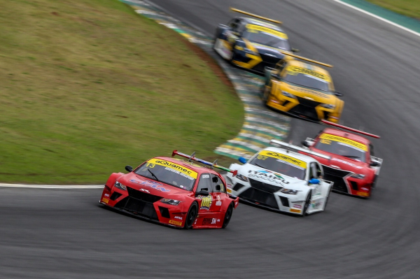 Raphael Campos puxa a fila em Interlagos