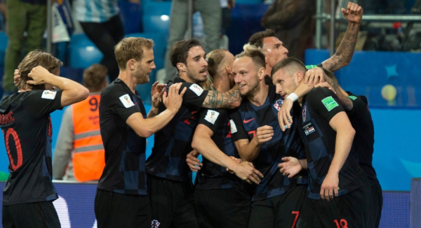 Jogadores da Cro\u00e1cia festejam triunfo em cima da Argentina