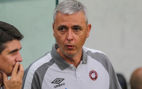 O t\u00e9cnico Tiago Nunes