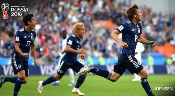 Inui (\u00e0 direita) comemora gol do Jap\u00e3o