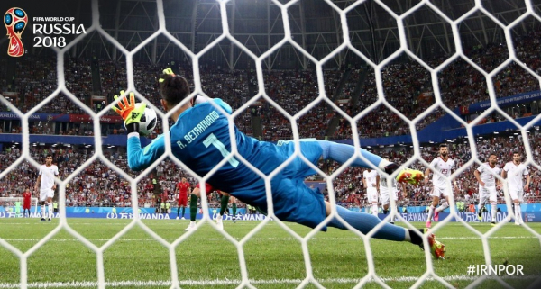 O goleiro do Ir\u00e3 defende o p\u00eanalti cobrado por Cristiano Ronaldo