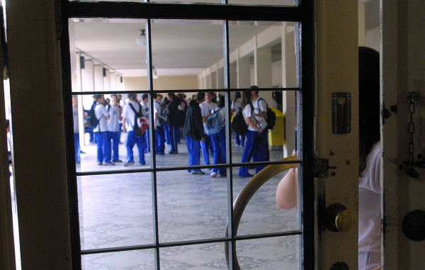 Sondagem diz que 43% dos alunos se sentem seguros na entrada