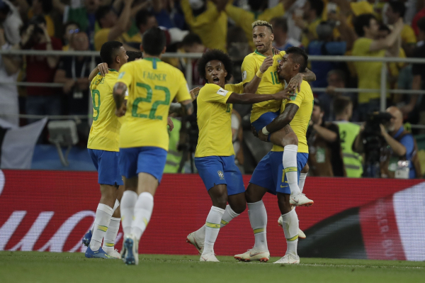 Jogadores comemoram gol do Brasil sobre a S\u00e9rvia