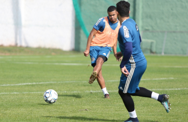 "Yan Sasse: retorno ao time titular ap\u00f3s suspens\u00e3o"