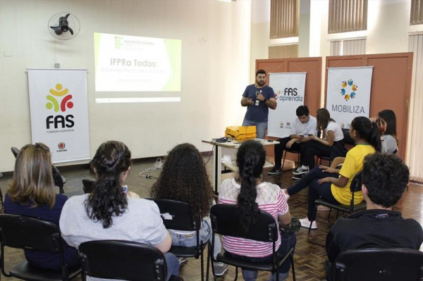 Oficina para apresenta\u00e7\u00e3o de cursos de Ensino M\u00e9dio Profissionalizante ofertados pelo Instituto Federal do Paran\u00e1 (IFPR) na Regional do Pinheirinho