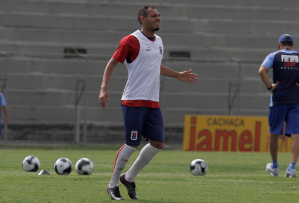 "Mansur: lateral se recupera de les\u00e3o"