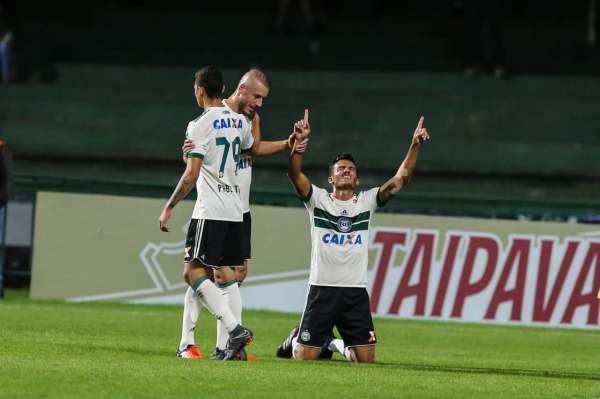 "Guilherme Parede comemora gol contra o Paysandu: artilheiro do Coritiba"