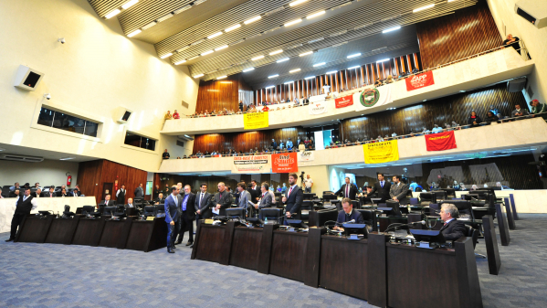"Plen\u00e1rio da Assembleia, ontem: s\u00f3 19 deputados presentes"
