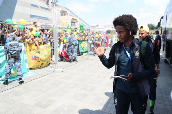 William acena para torcedores ao chegar em Kazam