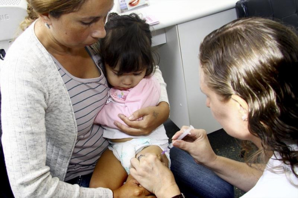 Com os casos recentes de sarampo na Europa e no Norte do pa\u00eds, a Secretaria Municipal da Sa\u00fade de Curitiba refor\u00e7a o alerta em rela\u00e7\u00e3o a necessidade de vacina\u00e7\u00e3o contra a doen\u00e7a