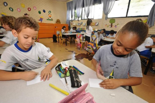 Apesar de investir 6% do PIB em educa\u00e7\u00e3o, o pa\u00eds est\u00e1 nas \u00faltimas posi\u00e7\u00f5es em avalia\u00e7\u00f5es internacionais de desempenho escolar