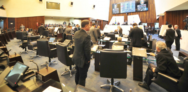 "Deputados, ontem, na \u00faltima sess\u00e3o antes do recesso: de f\u00e9rias"