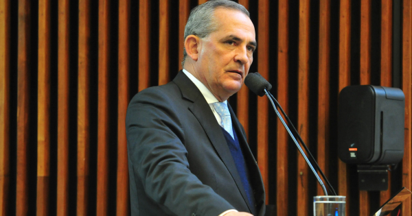 "Nereu Moura (MDB): ideia \u00e9 reduzir depend\u00eancia do Executivo"