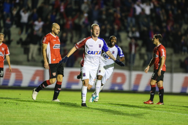 Raphael Alem\u00e3o comemora gol do Paran\u00e1 sobre o River uruguaio