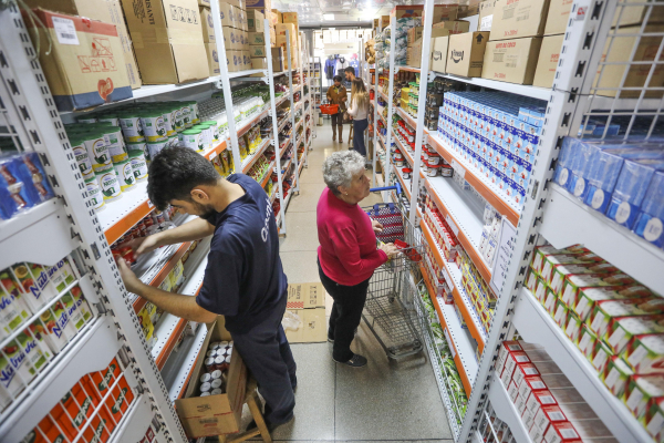"V\u00e1rios fatores influ\u00edram no pre\u00e7o do leite: greve, entressafra e ra\u00e7\u00e3o"