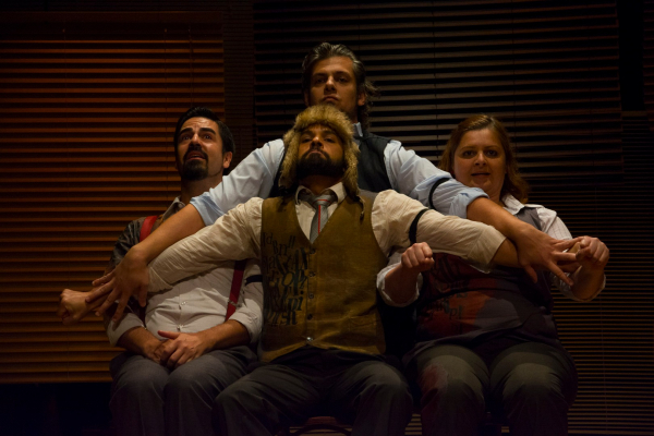 Cena do espet\u00e1culo \"Hist\u00f3rias Extraordin\u00e9ditas\".