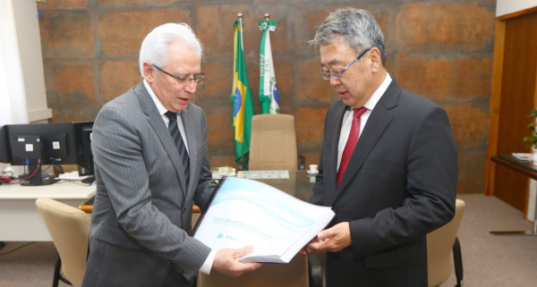 "Amaral, do TCE, entrega lista a Oyama, do TRE: refer\u00eancia"