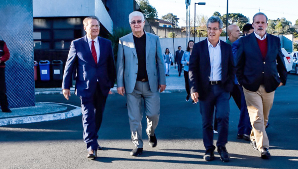 Comiss\u00e3o de senadores, ap\u00f3s visita a Lula, ontem