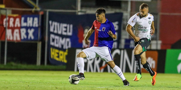 "O volante Leandro Vilela, do Paran\u00e1: op\u00e7\u00e3o para a zaga"
