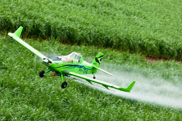 Pulveriza\u00e7\u00e3o de planta\u00e7\u00f5es de forma a\u00e9rea tem contaminado comunidades rurais, ind\u00edgenas e quilombolas