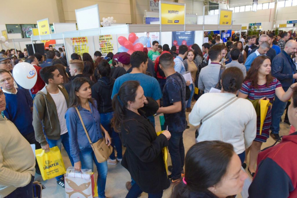 Feira de Emprego da Uninter, no s\u00e1bado, atraiu milhares