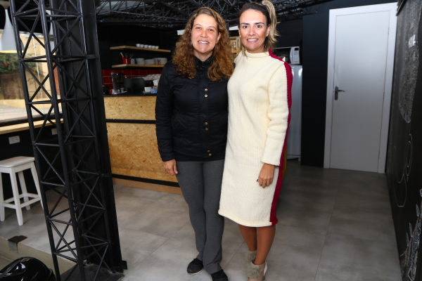 "Fernanda e Carolina, no Caf\u00e9 7 Espresso: apoio aos egressos"