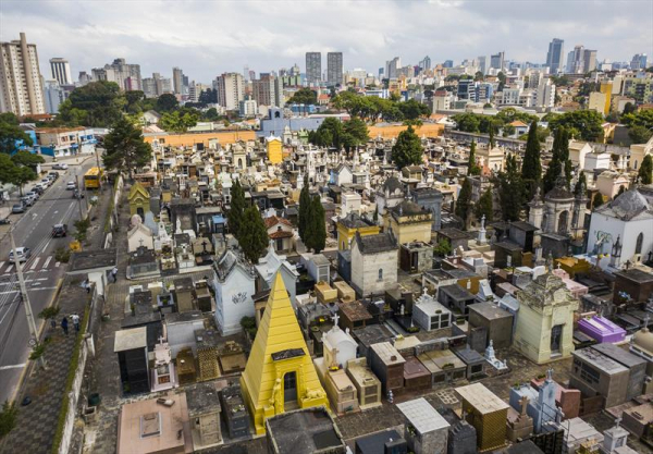 Cemit\u00e9rios de Curitiba viram o alvo da vez