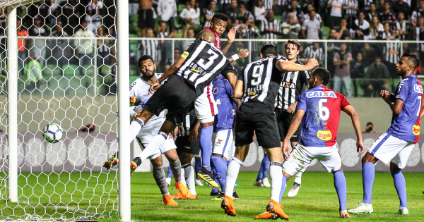 Leonardo Silva cabeceia para marcar o gol do Atl\u00e9tico-MG