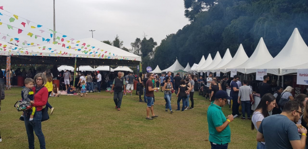 "Arrai\u00e1 do MON: comida e m\u00fasica ao vivo"