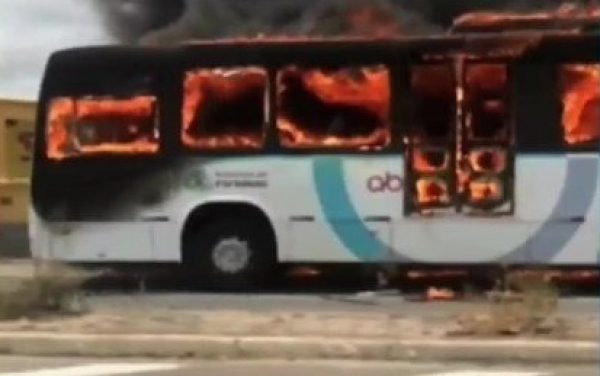 Em abril aconteceram ondas de ataque aos \u00f4nibus de Fortaleza