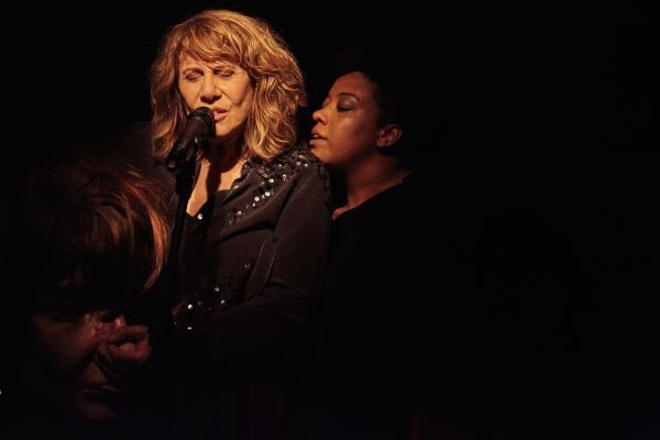 Renata Sorrah em cena do projeto \"Preto\".