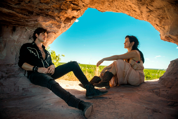 Sergio Guiz\u00e9 e Bianca Bin em cena de O Outro Lado do Para\u00edso, que fez crescer em mais de 80% a busca por viagens a Tocantins.