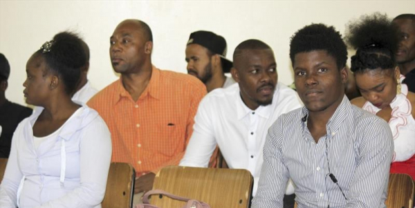 Imigrantes haitianos que foram certificados em curso instrumental de L\u00edngua Portuguesa em outubro de 2017