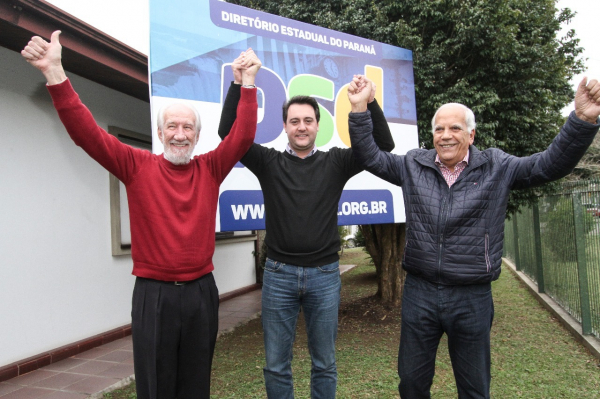 Ratinho J\u00fanior (centro), com o vice Piana e o candidato ao Senado do Podemos, professor Oriovisto