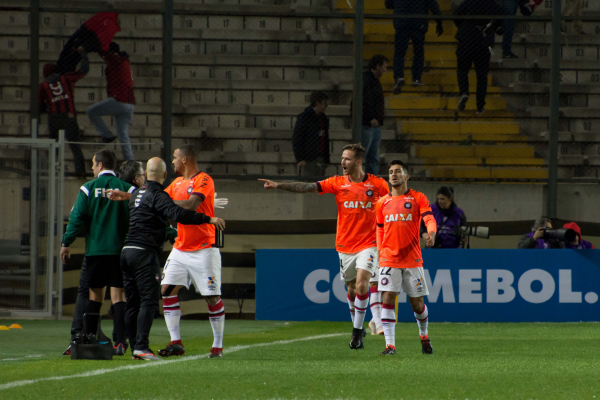 L\u00e9o Pereira comemora gol