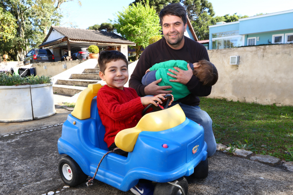 "Daniel e seus filhos Vitor e Jo\u00e3o (no colo): \u201cSomos muito juntos\u201d"
