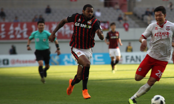 Anderson Lopes em a\u00e7\u00e3o pelo FC Seoul