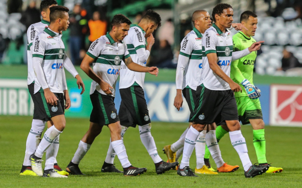 Jogadores do Coritiba deixam o gramado, durante o intervalo da partida