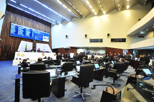 "Plen\u00e1rio da Assembleia: dos 54 deputados, 22 integram coliga\u00e7\u00e3o de Ratinho J\u00fanior (PSD) e 20 da governadora Cida Borghetti (PP)"