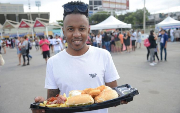 Emerson Farias comprou um barco de hamburguer na feira