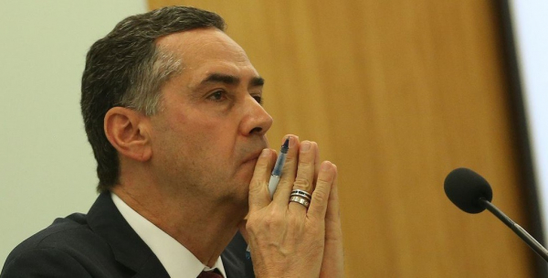 "Barroso: relatoria foi definida ap\u00f3s o ministro Admar Gonzaga pedir a redistribui\u00e7\u00e3o de quatro pedidos de impugna\u00e7\u00f5es da candidatura Lula com base na decis\u00e3o da presidente do TSE, ministra Rosa Weber"